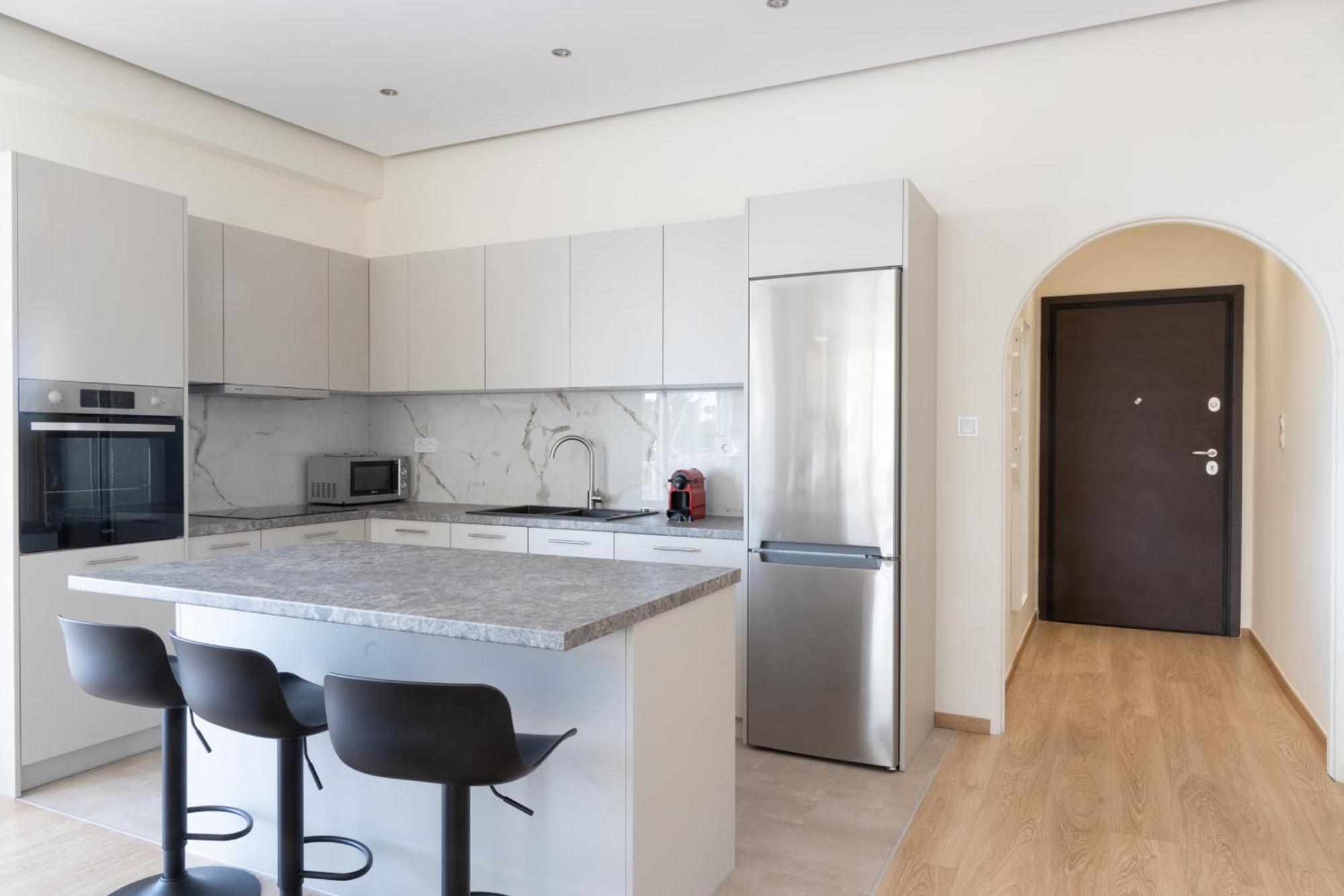 Luxurious 3-Bedroom Seaside Retreat Fully Renovated In 2025 Афины Экстерьер фото